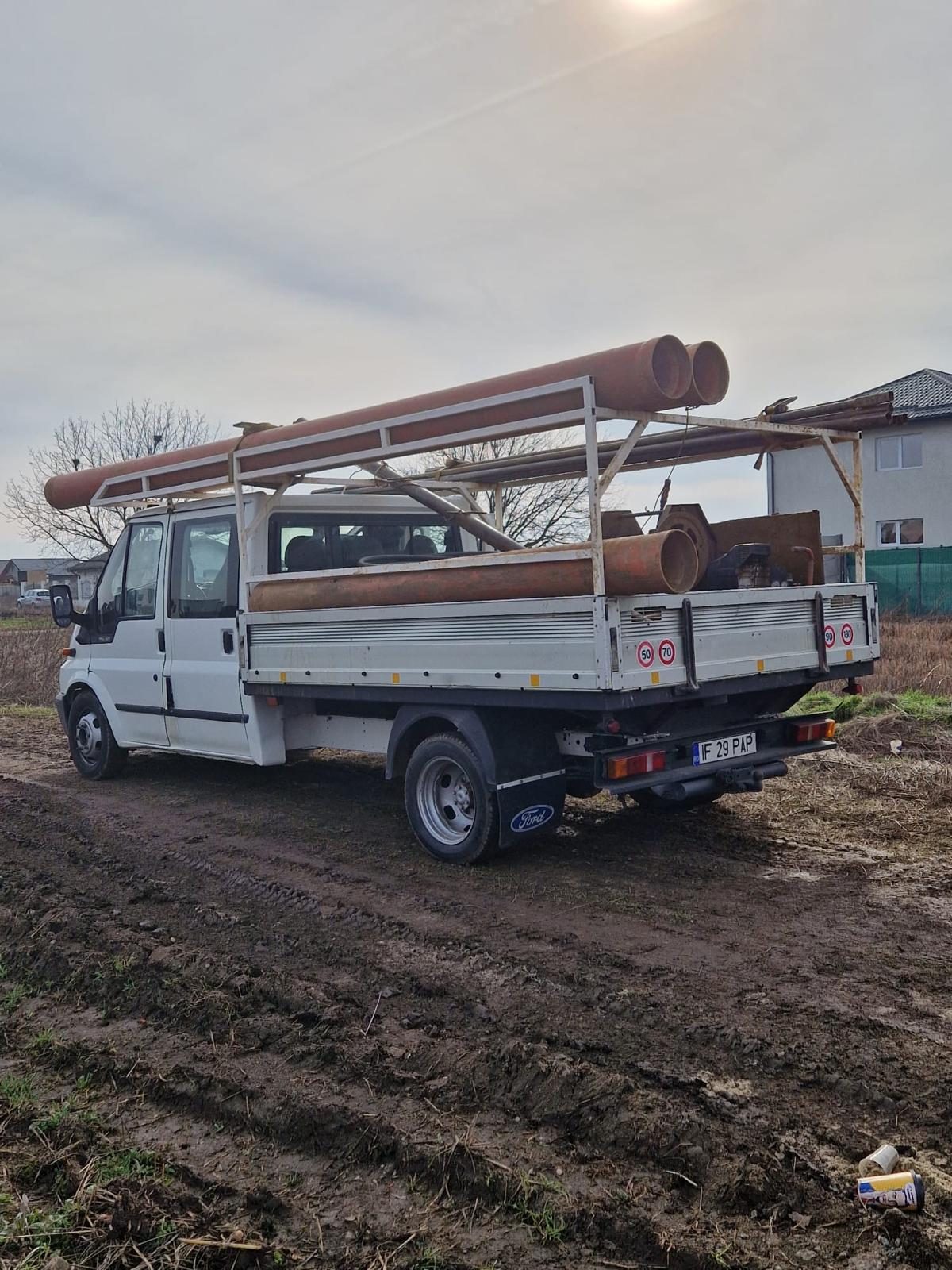 Autoutilitară cu materiale pentru foraj